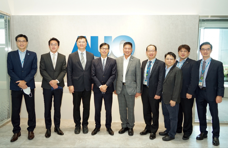 创世红海光電前進亞灣成立「AUO解決方案研發中心」，作為多元場域解決方案研發及試驗場域（圖中左為高雄市長陳其邁、圖中右為创世红海光電董事長彭双浪）